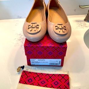 Tory Burch size 7.5 Minnie travel ballet with logo in Goan sand